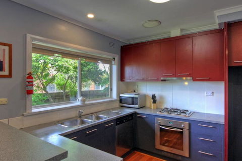 Jacaranda House - Kawana Tourism 4