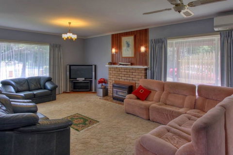 Jacaranda House - Kawana Tourism 1
