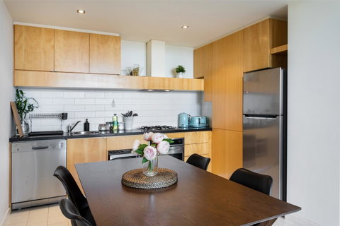 La Maison - Great View, Free Parking, Pool, Gym, Perfectly Located 2BR Apartment - Kawana Tourism 12
