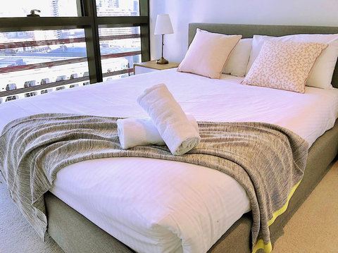 Pride Docklands Waterfront Apartment City View - Kawana Tourism 41