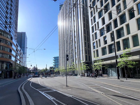 Pride Docklands Waterfront Apartment City View - Kawana Tourism 4