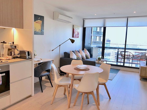 Pride Docklands Waterfront Apartment City View - Kawana Tourism 5