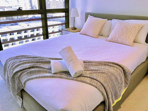 Pride Docklands Waterfront Apartment City View - Kawana Tourism 1