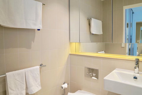 Pride Docklands Waterfront Apartment City View - Kawana Tourism 17