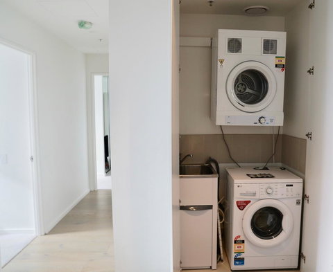 Pride Docklands Waterfront Apartment City View - Kawana Tourism 24