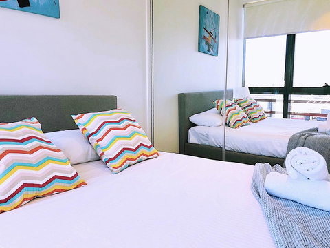 Pride Docklands Waterfront Apartment City View - Kawana Tourism 8