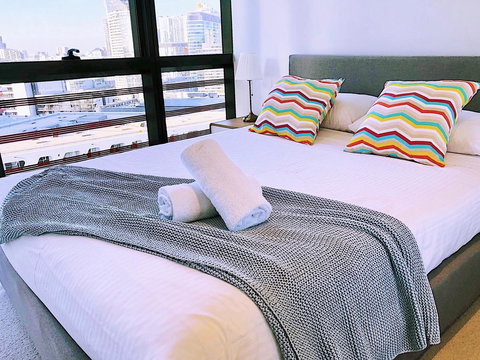 Pride Docklands Waterfront Apartment City View - Kawana Tourism 26