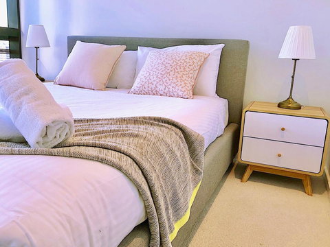 Pride Docklands Waterfront Apartment City View - Kawana Tourism 25