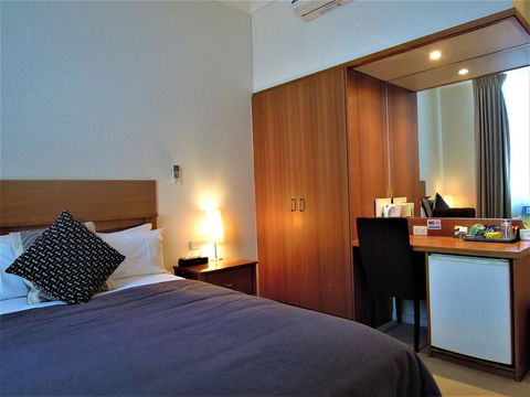 Plough Hotel - Kawana Tourism 7