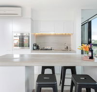 Modern Apartment in the heart of St Kilda - Kawana Tourism