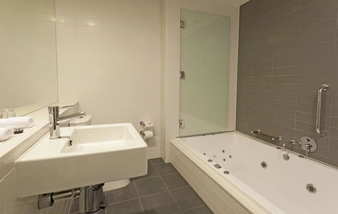 Causeway 353 Hotel - Kawana Tourism 9