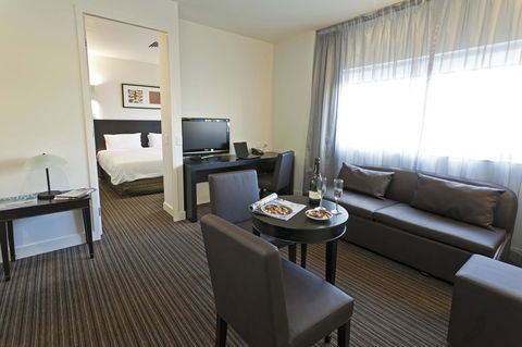 Causeway 353 Hotel - Kawana Tourism 10