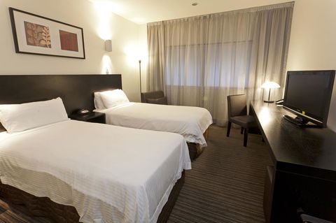 Causeway 353 Hotel - Kawana Tourism 6