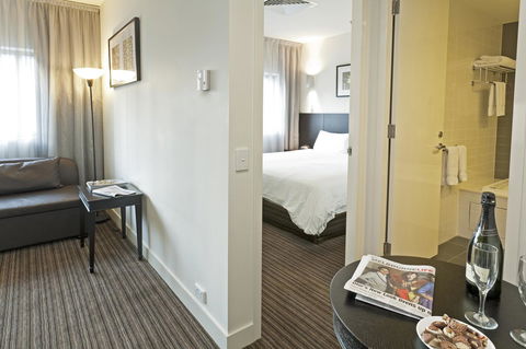 Causeway 353 Hotel - Kawana Tourism 33