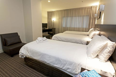 Causeway 353 Hotel - Kawana Tourism 20