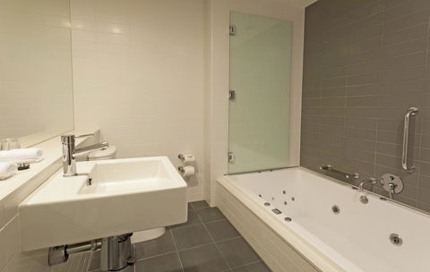 Causeway 353 Hotel - Kawana Tourism 29