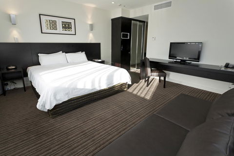 Causeway 353 Hotel - Kawana Tourism 8