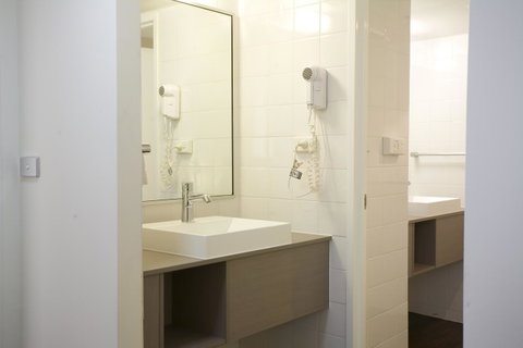 Ibis Melbourne Hotel And Apartments - Kawana Tourism 19