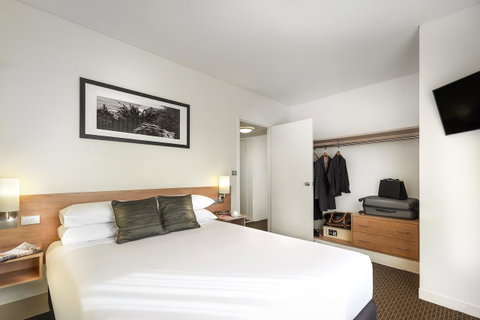 Ibis Melbourne Hotel And Apartments - Kawana Tourism 13