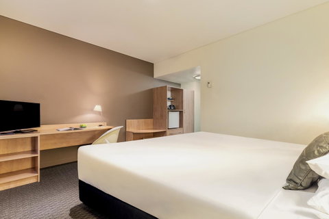 Ibis Melbourne Hotel And Apartments - Kawana Tourism 6
