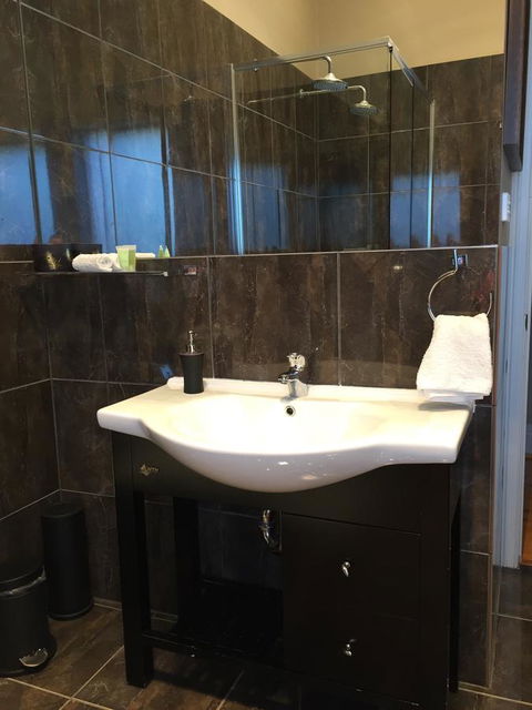 Little River Bed And Breakfast - Kawana Tourism 13