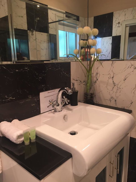 Little River Bed And Breakfast - Kawana Tourism 21