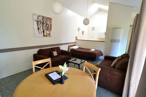 Executive Hideaway - Kawana Tourism 25