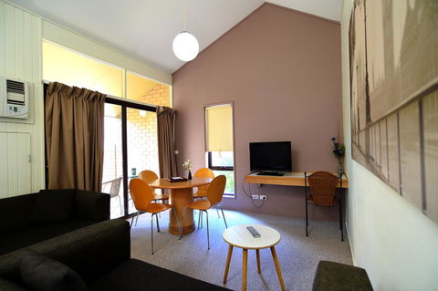 Executive Hideaway - Kawana Tourism 16