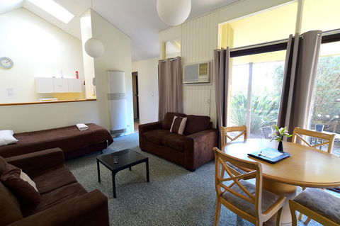 Executive Hideaway - Kawana Tourism 24