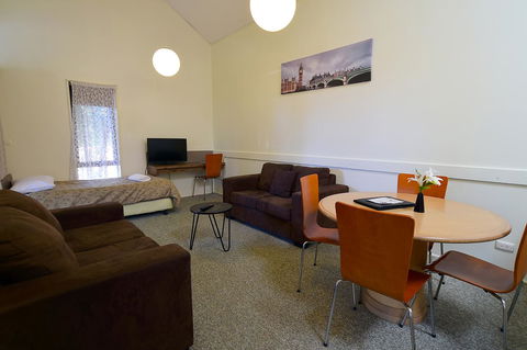 Executive Hideaway - Kawana Tourism 12