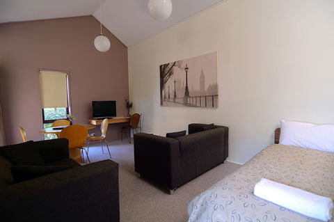 Executive Hideaway - Kawana Tourism 17