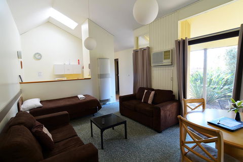 Executive Hideaway - Kawana Tourism 23