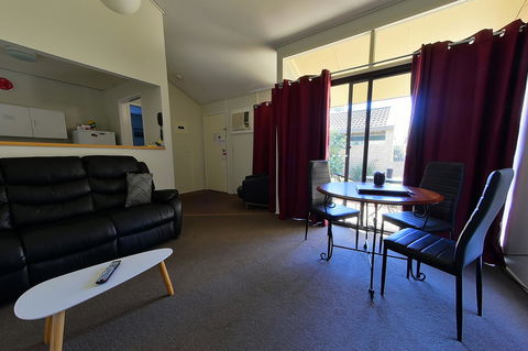 Executive Hideaway - Kawana Tourism 42