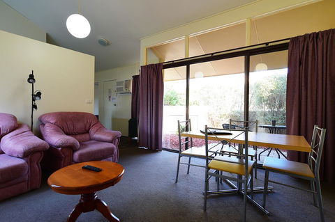 Executive Hideaway - Kawana Tourism 32