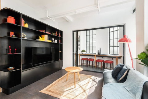 Spacious Designer Warehouse Melbourne CBD Apartment - Kawana Tourism 13