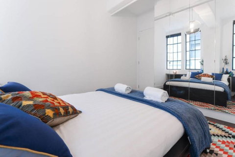 Spacious Designer Warehouse Melbourne CBD Apartment - Kawana Tourism 7