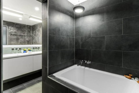 Spacious Designer Warehouse Melbourne CBD Apartment - Kawana Tourism 11