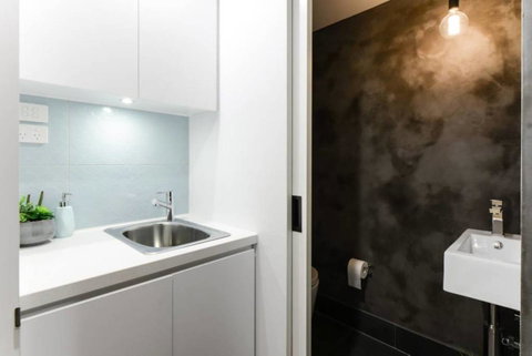 Spacious Designer Warehouse Melbourne CBD Apartment - Kawana Tourism 10