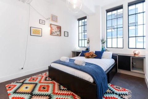 Spacious Designer Warehouse Melbourne CBD Apartment - Kawana Tourism 4