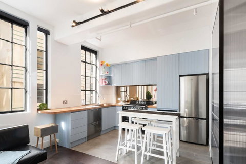 Spacious Designer Warehouse Melbourne CBD Apartment - Kawana Tourism 3