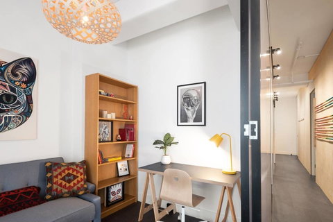 Spacious Designer Warehouse Melbourne CBD Apartment - Kawana Tourism 9