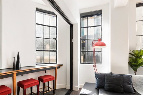 Spacious Designer Warehouse Melbourne CBD Apartment - Kawana Tourism 14