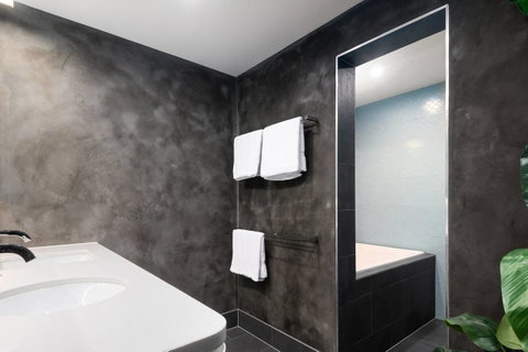 Spacious Designer Warehouse Melbourne CBD Apartment - Kawana Tourism 12