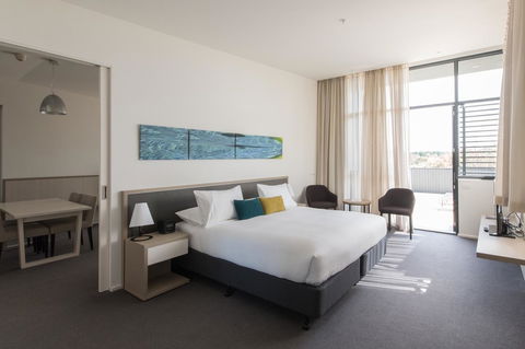 Quarters At Flinders Hotel - Kawana Tourism 3