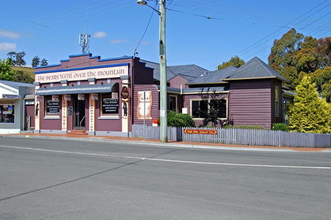 The Bears Went Over The Mountain - Kawana Tourism 0