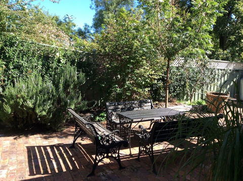 The Coach House On River And Park - Kawana Tourism 2