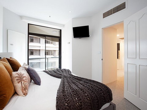 THE HYDEAWAY-LUXE HYDE PARK CITY APARTMENT-hosted By LAbode Accommodation - Kawana Tourism 3