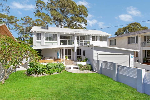THE LAKE HOUSE - WiTH SWIMMING POOL - Kawana Tourism 0