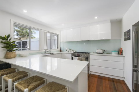 THE LAKE HOUSE - WiTH SWIMMING POOL - Kawana Tourism 3