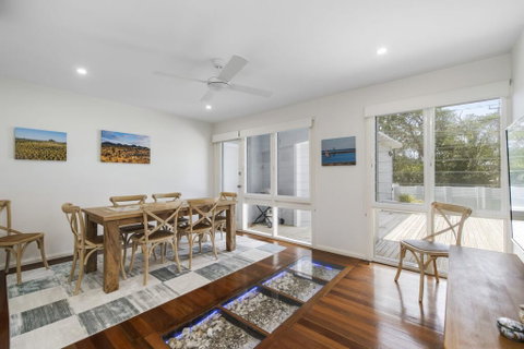 THE LAKE HOUSE - WiTH SWIMMING POOL - Kawana Tourism 1